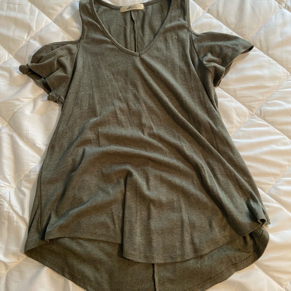 Off the shoulder tee